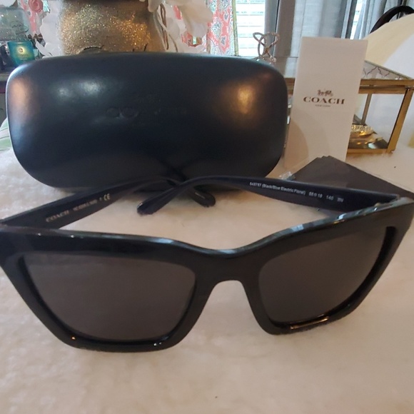 SOLD Coach HC8208 BLACK Floral sunglasses - Picture 1 of 5